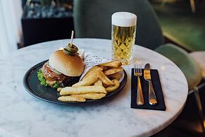 Roomers Munich, Autograph Collection