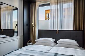 Roomers Munich, Autograph Collection