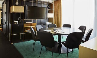 Roomers Munich, Autograph Collection