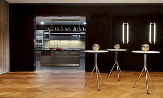 Roomers Munich, Autograph Collection