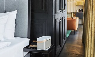 Roomers Munich, Autograph Collection