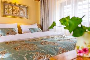 C'est La Vie Boutique Inn