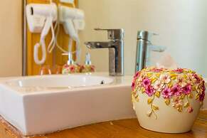 C'est La Vie Boutique Inn