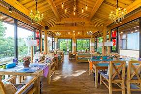 C'est La Vie Boutique Inn