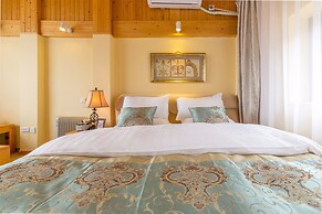 C'est La Vie Boutique Inn