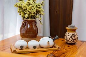 C'est La Vie Boutique Inn