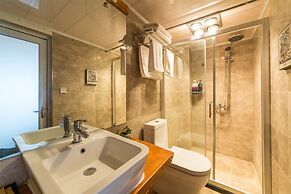 C'est La Vie Boutique Inn