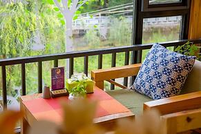 C'est La Vie Boutique Inn