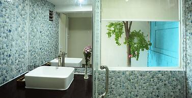 Cavilla Hotel & Apartment