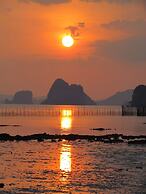 Melina's Beach Front Bungalow