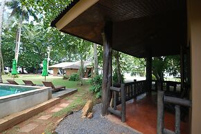 Melina's Beach Front Bungalow