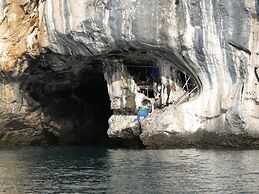 Melina's Beach Front Bungalow