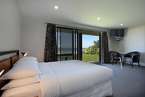 Curio Bay Salt House Motel