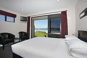 Curio Bay Salt House Motel