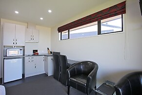 Curio Bay Salt House Motel