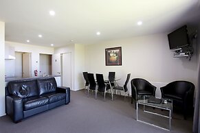 Curio Bay Salt House Motel