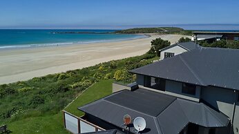 Curio Bay Salt House Motel