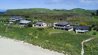 Curio Bay Salt House Motel