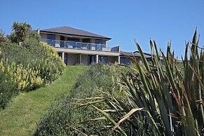 Curio Bay Salt House Motel