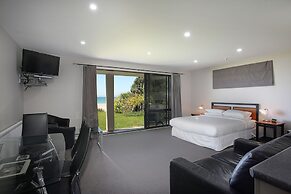 Curio Bay Salt House Motel