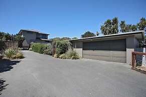 Curio Bay Salt House Motel