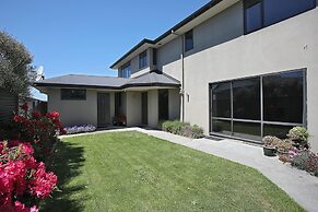 Curio Bay Salt House Motel