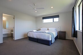 Curio Bay Salt House Motel