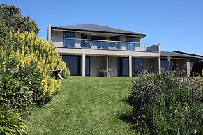 Curio Bay Salt House Motel