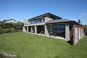 Curio Bay Salt House Motel