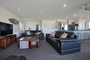 Curio Bay Salt House Motel