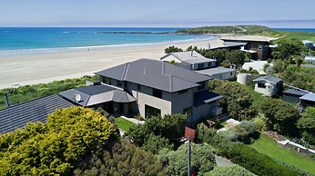 Curio Bay Salt House Motel