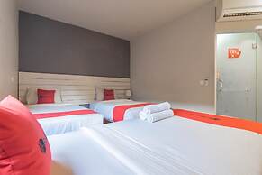 RedDoorz Plus near Asia Afrika 3