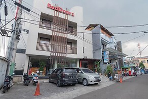 RedDoorz Plus near Asia Afrika 3