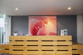 RedDoorz Plus near Asia Afrika 3