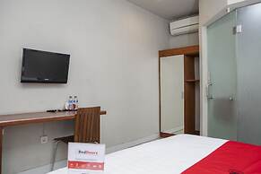 RedDoorz Plus near Asia Afrika 3