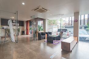 RedDoorz Plus near Asia Afrika 3