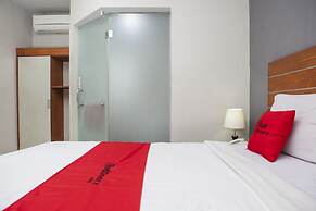 RedDoorz Plus near Asia Afrika 3