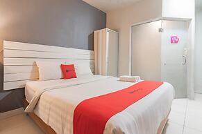 RedDoorz Plus near Asia Afrika 3