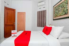 RedDoorz Plus near Dago Pakar