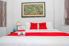 RedDoorz Plus near Dago Pakar