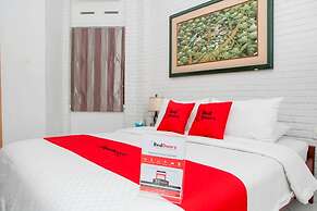 RedDoorz Plus near Dago Pakar