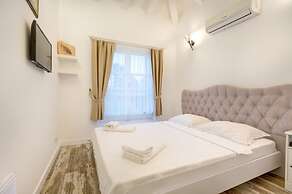 Alaroof Hotel