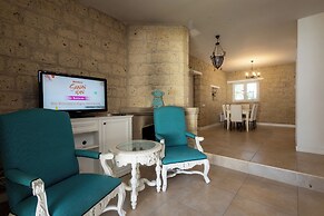 Alaroof Hotel