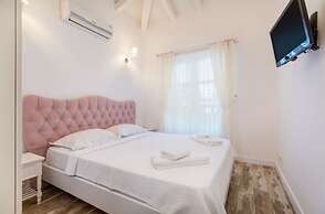 Alaroof Hotel