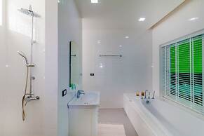 Chalong Hill Tropical Garden Homes