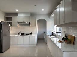 Seastar Hotel And Service Apartment