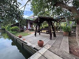 Aioun At Amphawa