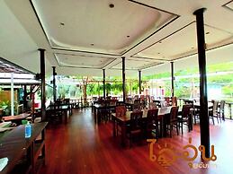Aioun At Amphawa