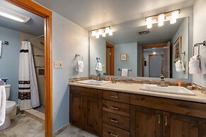 1610 Quicksilver 2 Bedroom Condo by RedAwning