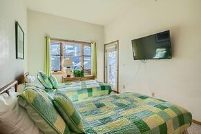 Lake Forest  201f 2 Bedroom Condo by RedAwning